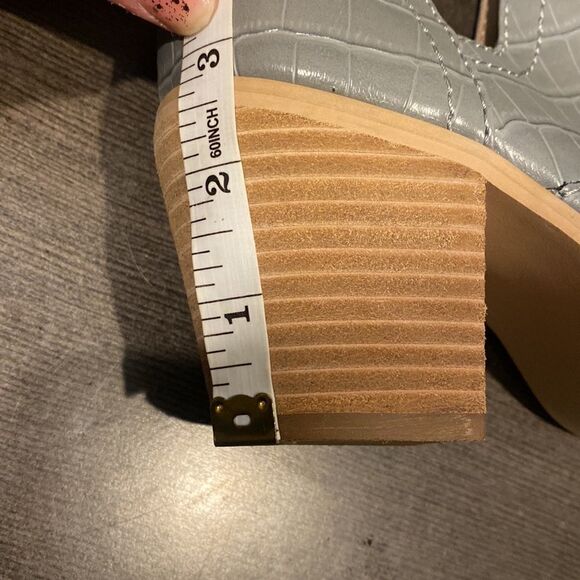 Steve Madden Grey Croc Slip On Cut Out Booties Women’s Size 5.5 - Picture 8 of 9